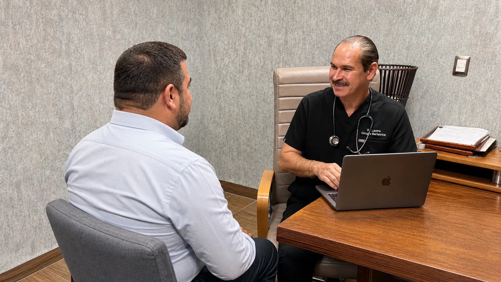 Dr. Ramiro Lastra en consulta con paciente